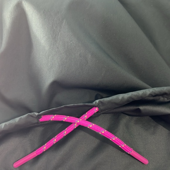 Nike windbreaker converts to belt bag - Picture 9 of 12